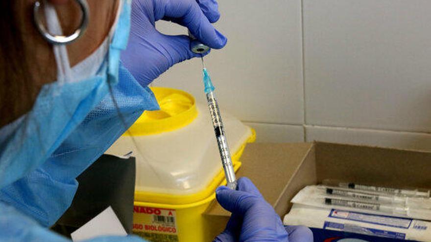Una infermera preparant una injecció de la vacuna contra la Covid-19