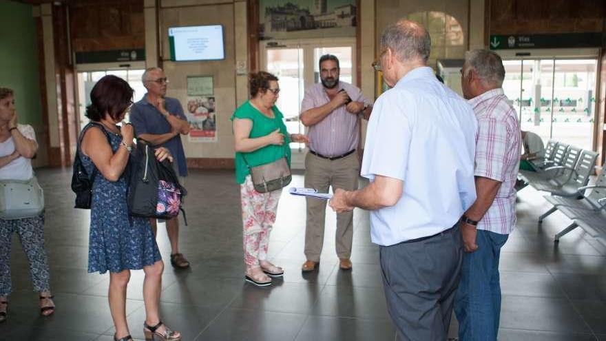 Un trabajador de Renfe explica a los viajeros cómo deben organizarse.