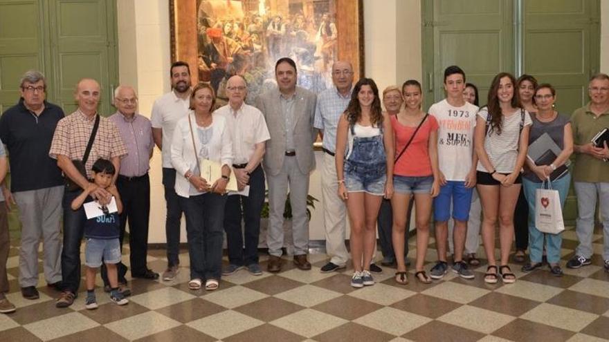 El grup de voluntaris que han participat en l&#039;Auditoria de Neteja de la via pública amb Junyent i Serracanta