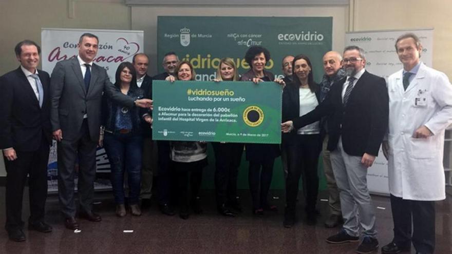 Entrega del cheque de 6.000 euros de Ecovidrio.