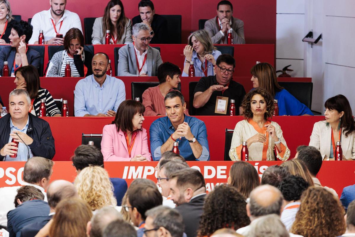 El presidente del Gobierno y secretario general del PSOE, Pedro Sánchez, junto a parte de su ejecutiva durante el último Comité Federal del partido.