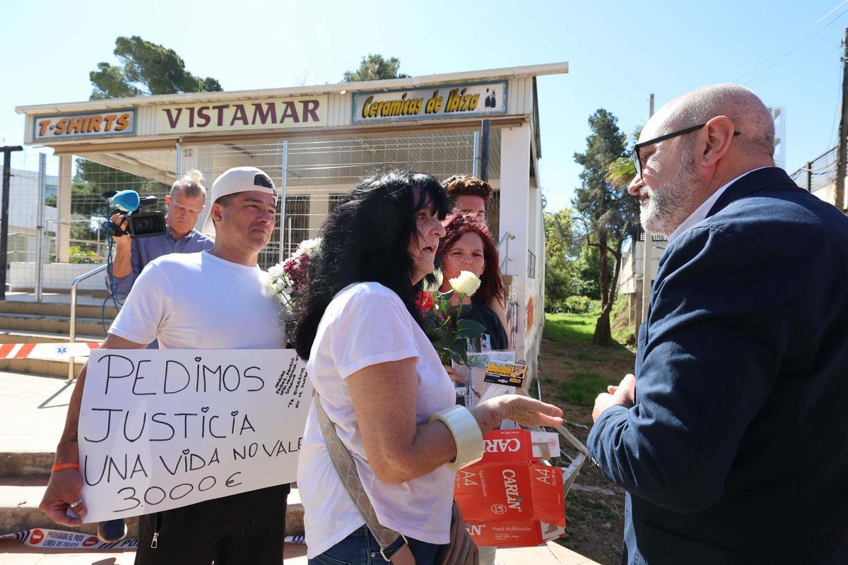 Homenaje al turista fallecido tras ser atropellado en Cala de Bou Homenaje al turista fallecido tras ser atropellado en Cala de Bou