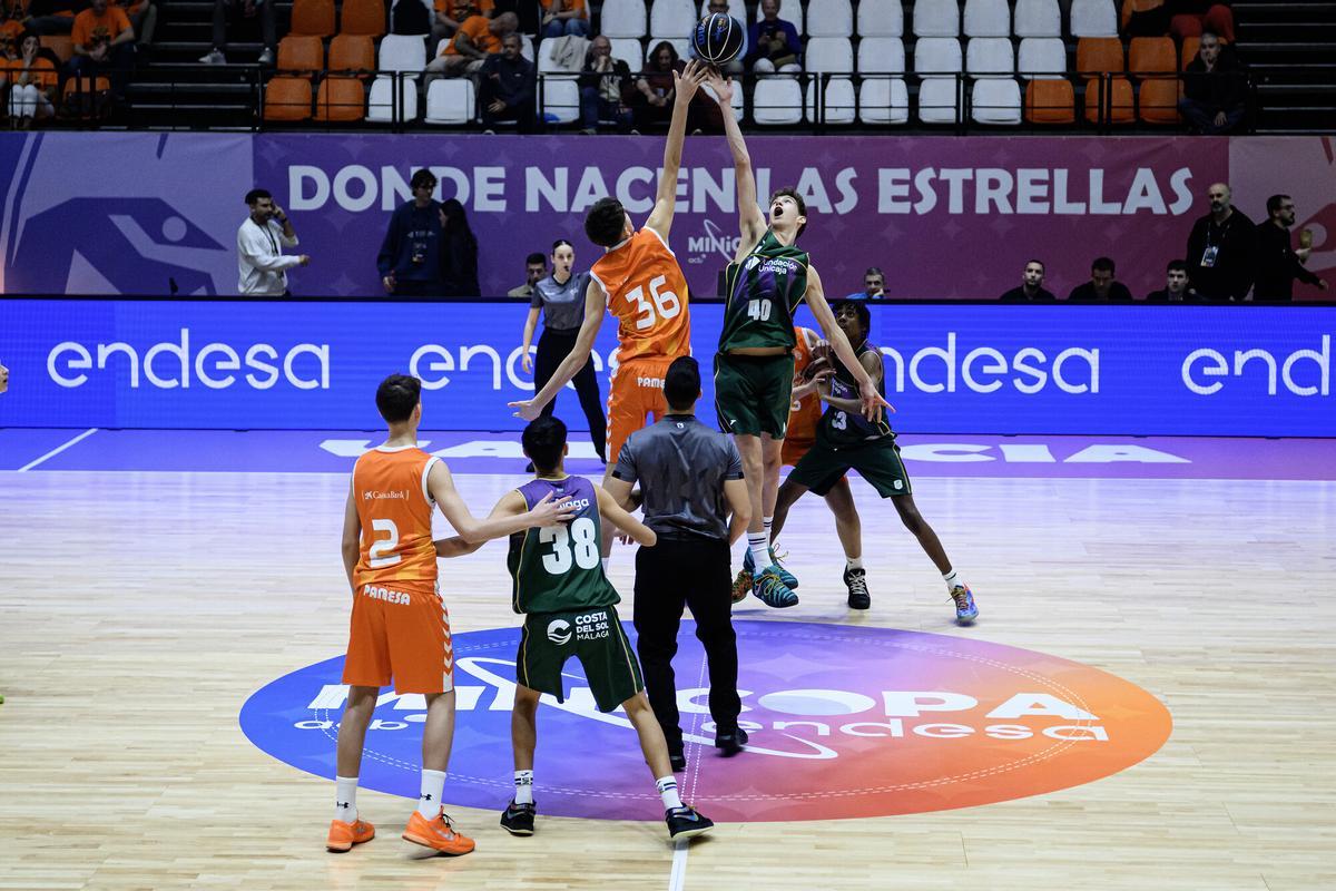 Valencia y Unicaja protagonizaron el partido inaugural de la Minicopa Endesa.