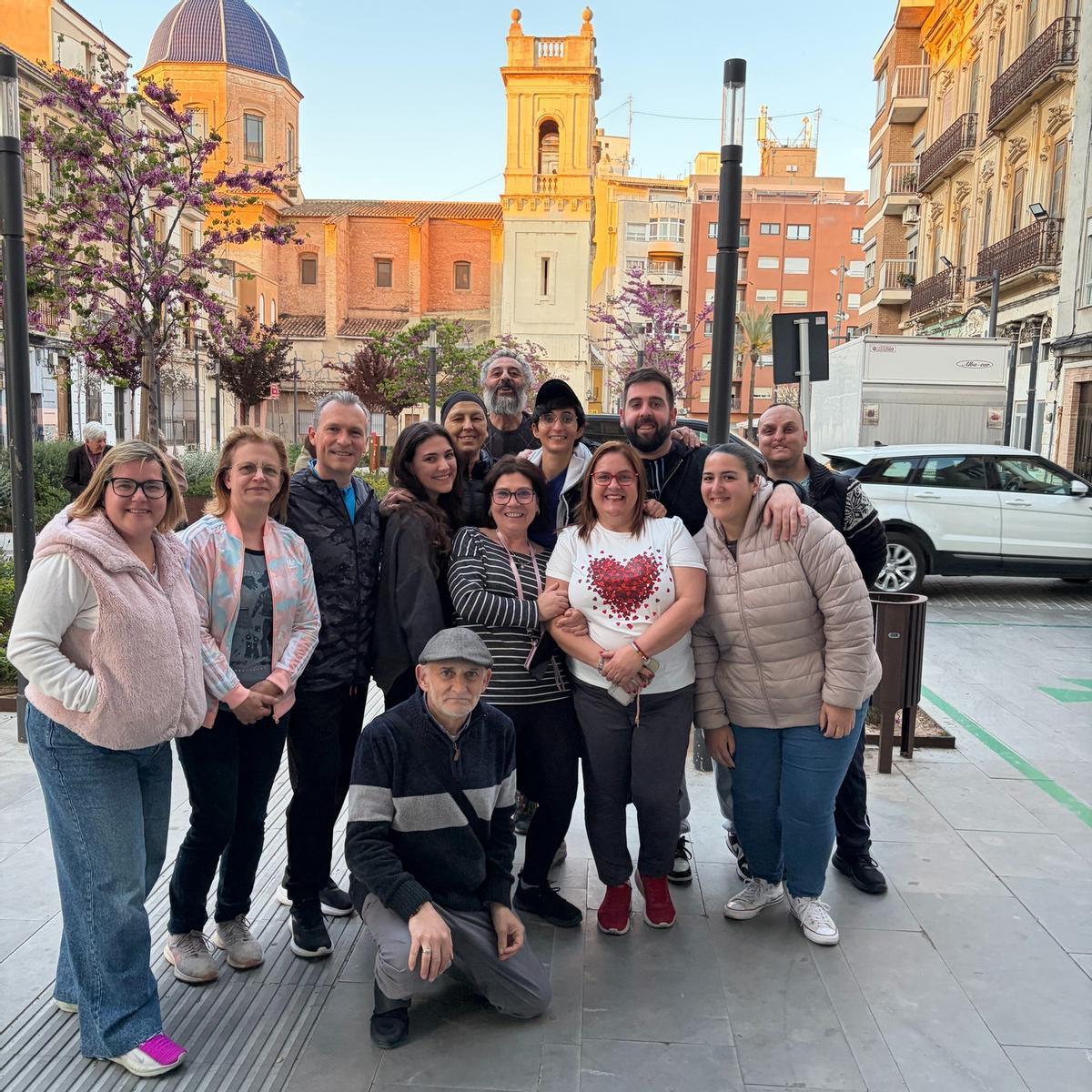 Alba Flores (con gorra en el centro) y Hwidar Abdelatif (a su izquierda), junto a algunos vecinos en Benifaió.