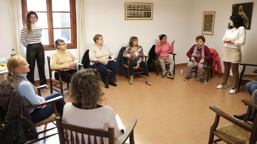 La parroquia San Alonso acoge el grupo de usuarias de Cáritas que se reúnen cada dos semanas. | MANU MIELNIEZUK