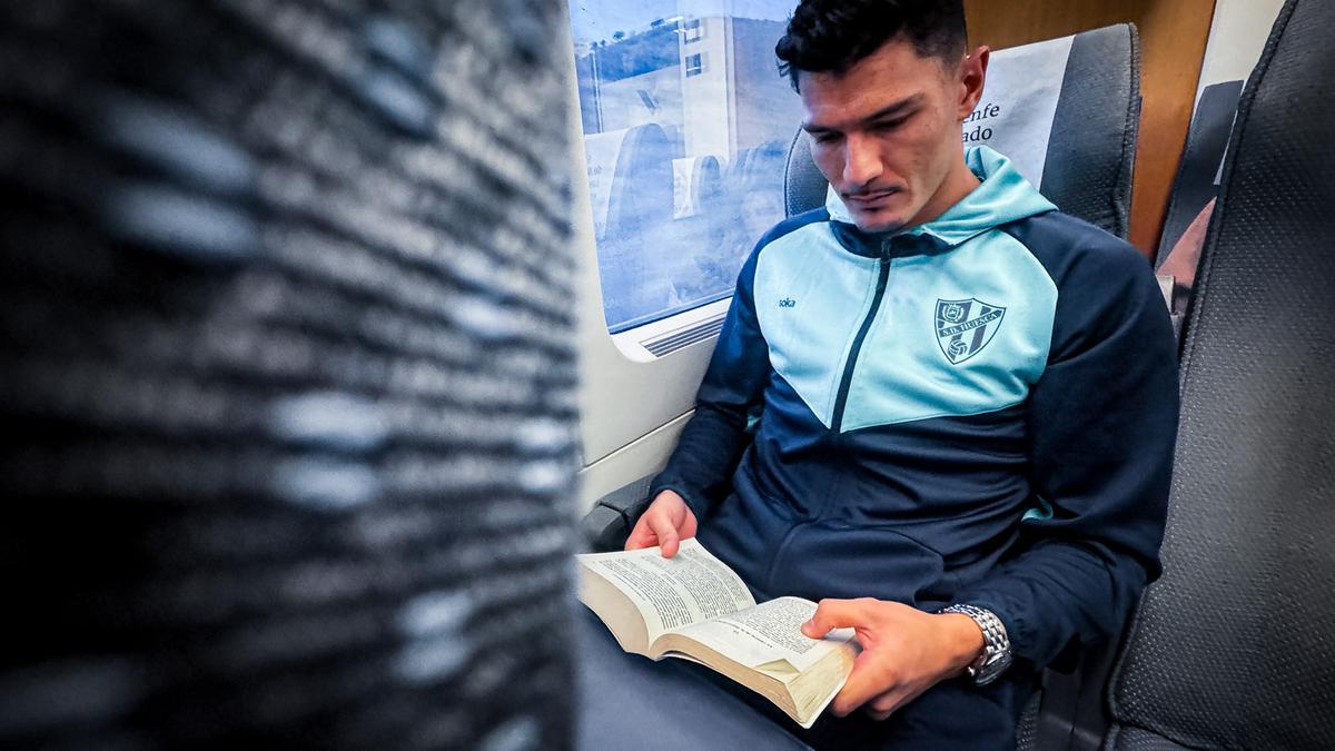 Miguel Loureiro, con un libro en un viaje del Huesca.