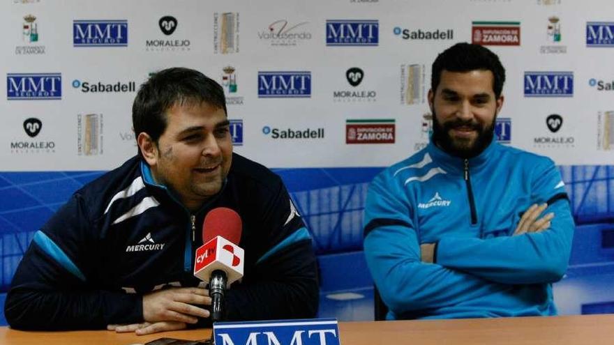 Eduardo García Valiente y Octavio en una rueda de prensa.