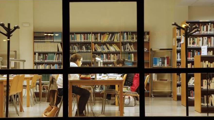 La biblioteca de Carcaixent abre en exámenes hasta las dos de la madrugada y registra gran afluencia por las noches.