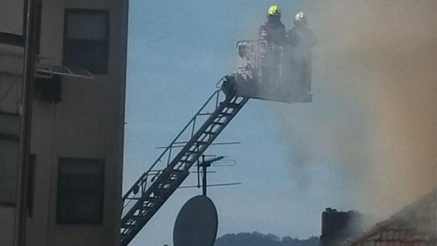 Arde una casa deshabitada en Vigo y el humo sorprende a los conductores de la AP-9
