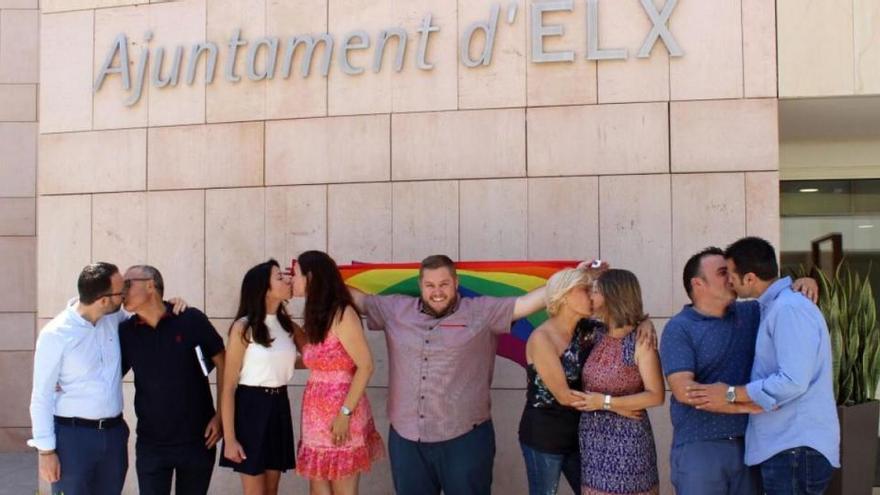 El beso de los ediles del PSOE de Elche por el día del Orgullo