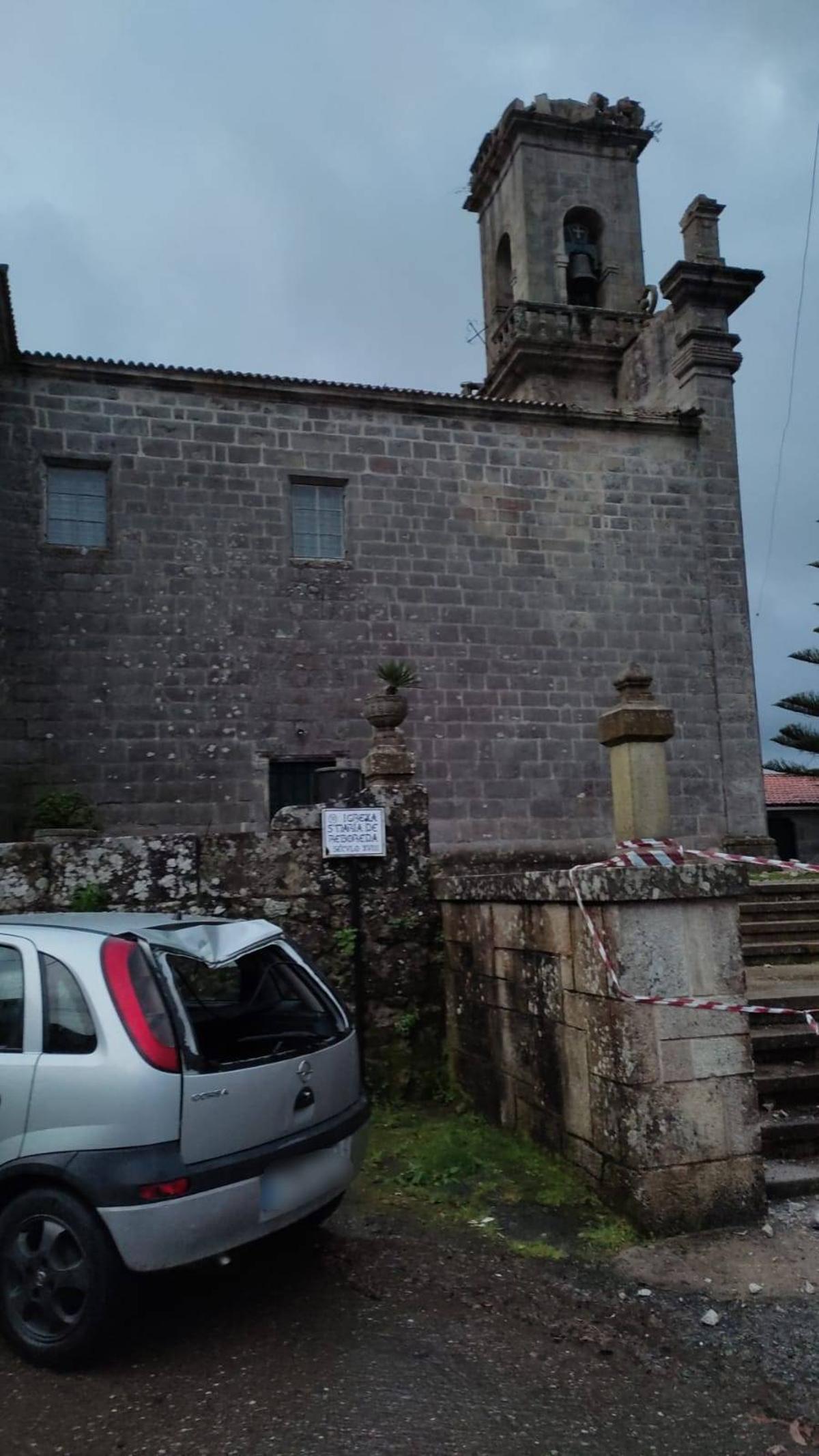 Destrozos causados por el rayo que impactó el la iglesia de Reboreda.