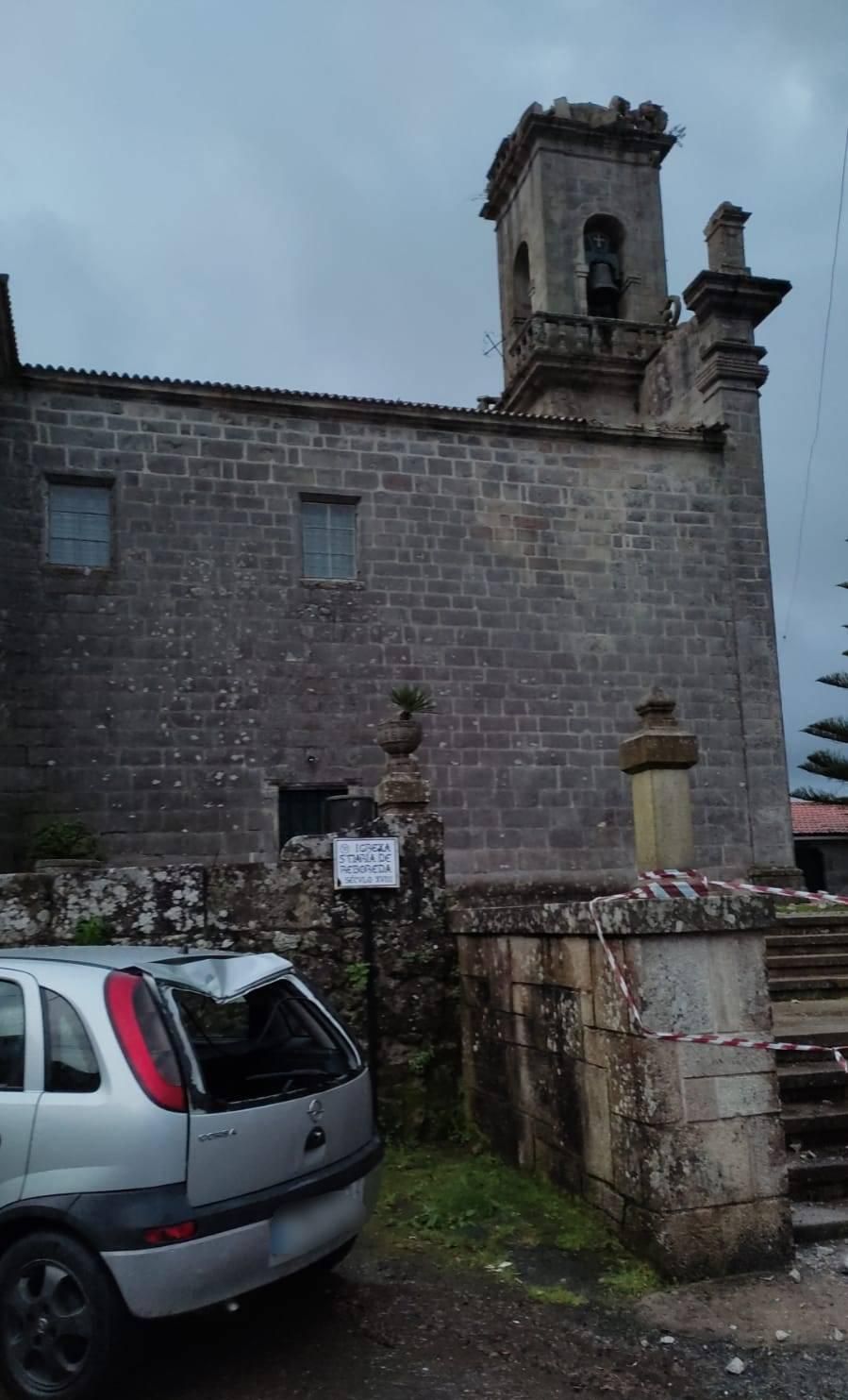 Destrozos causados por el rayo que impactó el la iglesia de Reboreda.