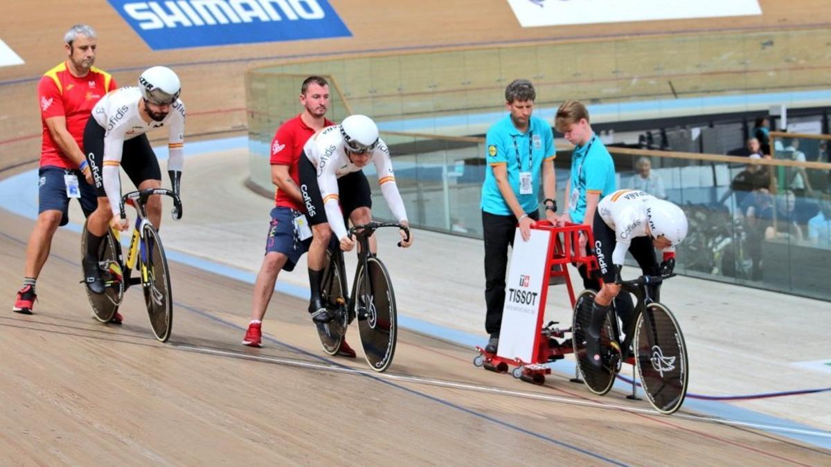 Cabello, a la izquierda, junto a Ten y Jaramillo en el velódromo de Glasgow.