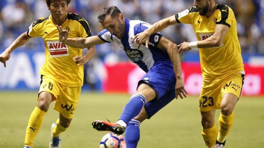 Juncá, a la derecha, presiona a Lucas Pérez.