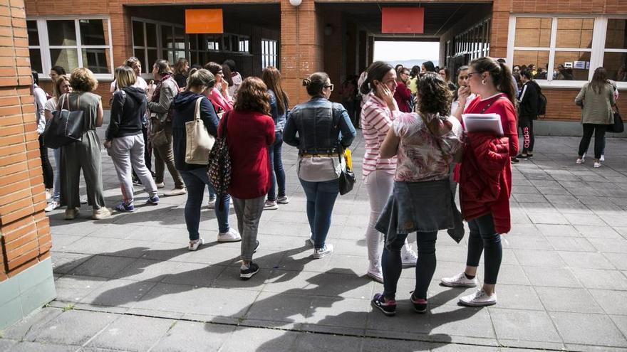 El lamento de los maestros asturianos a seis días de las oposiciones: &quot;No garantizan que un buen docente saque la plaza fija&quot;