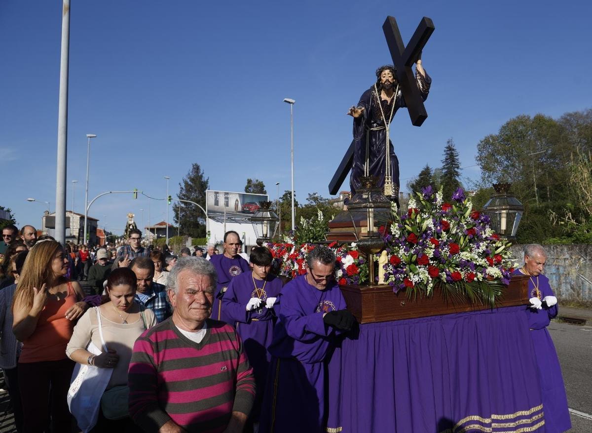 Decenas de fieles abarrotan Teis en la procesión de Nuestro Padre Jesús Nazareno Decenas de fieles abarrotan Teis en la procesión de Nuestro Padre Jesús Nazareno