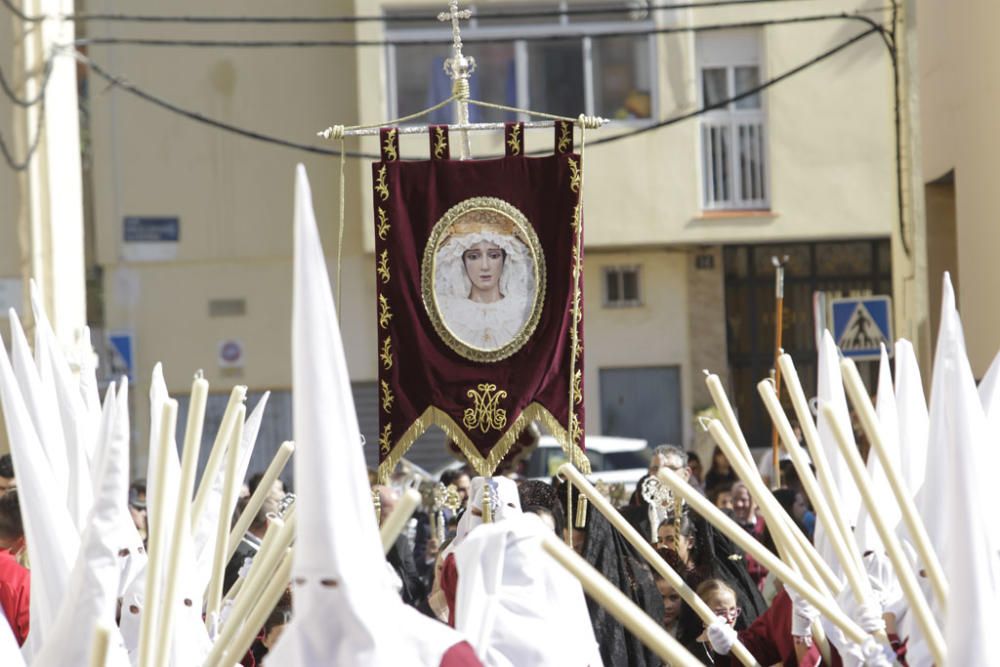 Desde un tinglao conjunto al colegio 'Espíritu Santo', a las cinco de la tarde del Viernes de Dolores comenzaba la Procesión de la Asociación de files de Jesús de la Salvación y la Virgen de la Encarnación.