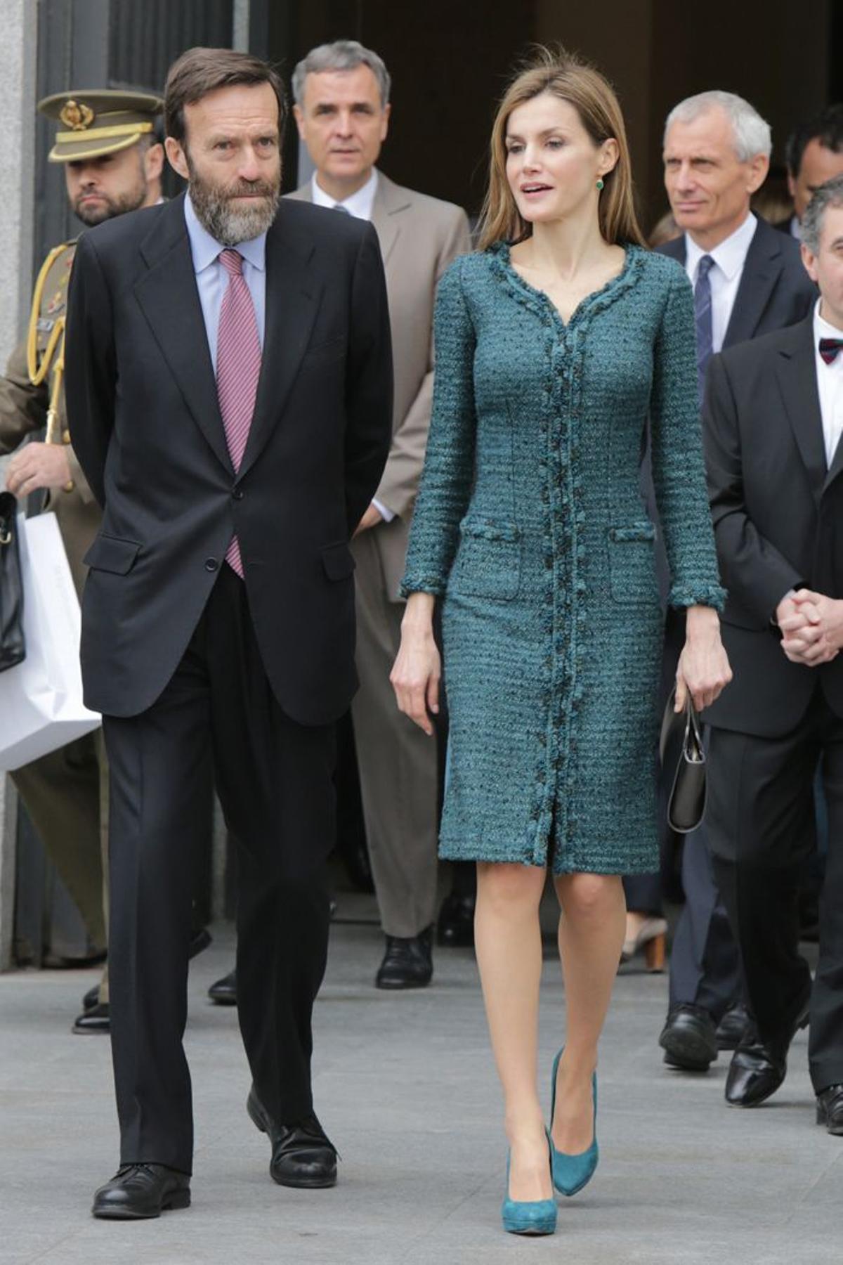 Letizia Ortiz combina el abrigo con zapatos verdes