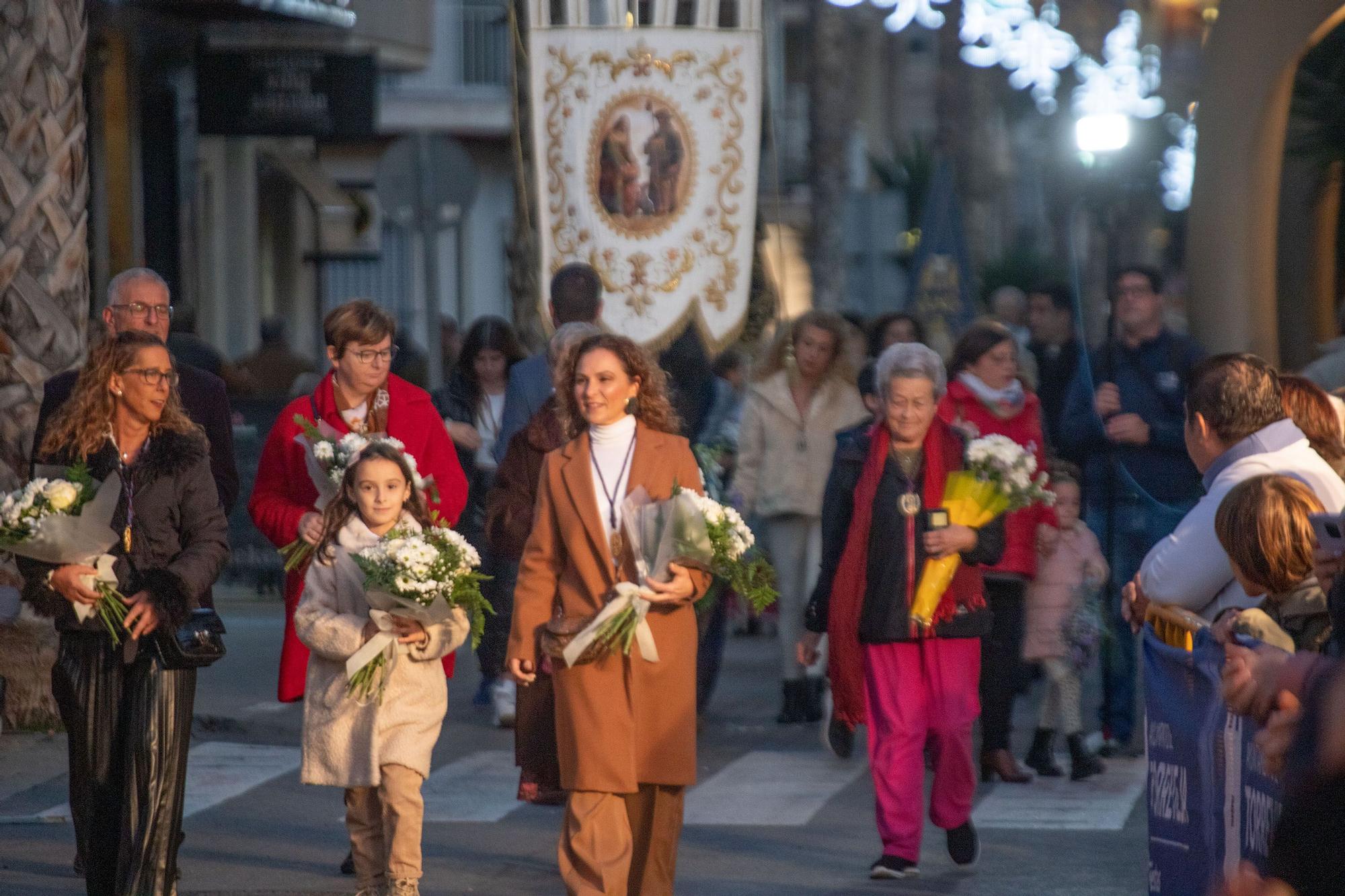 Más de 70 entidades y asociaciones participan en la multitudinaria ofrenda a la patrona que vistió de flores la fachada de iglesia de la Inmaculada Concepción