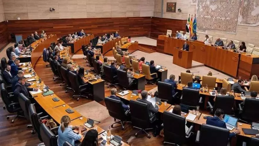 Video | El informe de la Asamblea de Extremadura exime a Guardiola de tener que realizar en 2026 el Debate de la Región