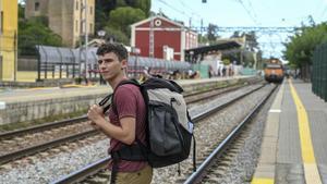 Carlos Albaladejo, en la estación de la Garriga, viaja a Irlanda estas vacaciones.