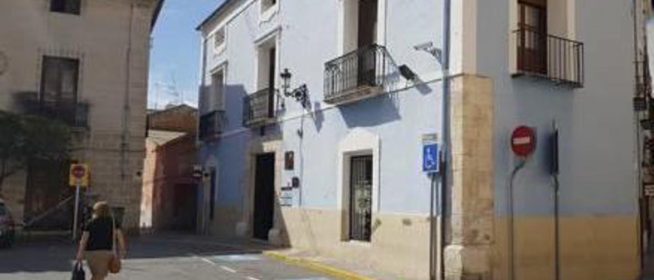 El Centro de Educación en la plaza de Santiago.