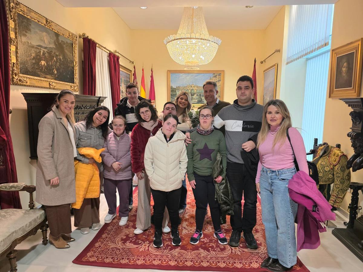 Usuarios de Down Lorca visitaban el Ayuntamiento antes de la conmemoración.