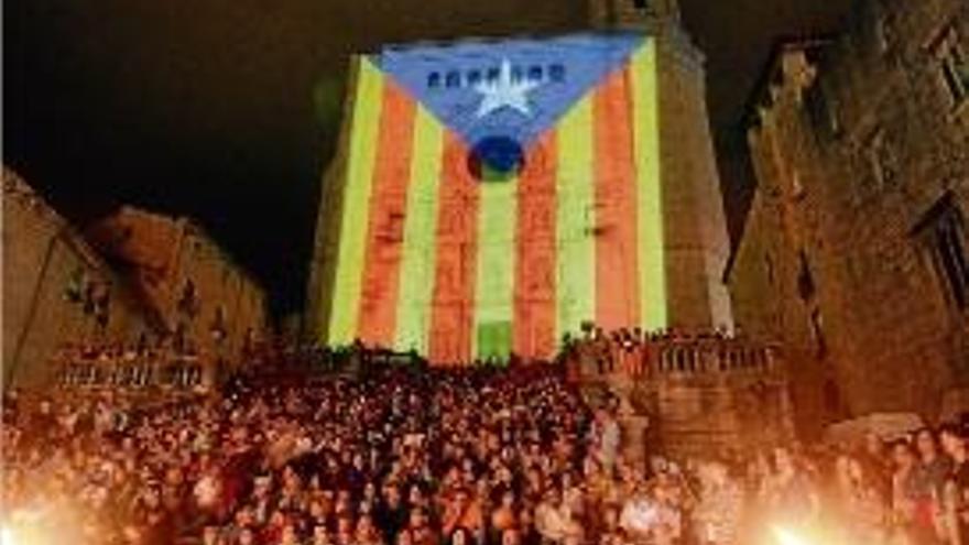 Una estelada projectada a la façana de la Catedral de Girona.