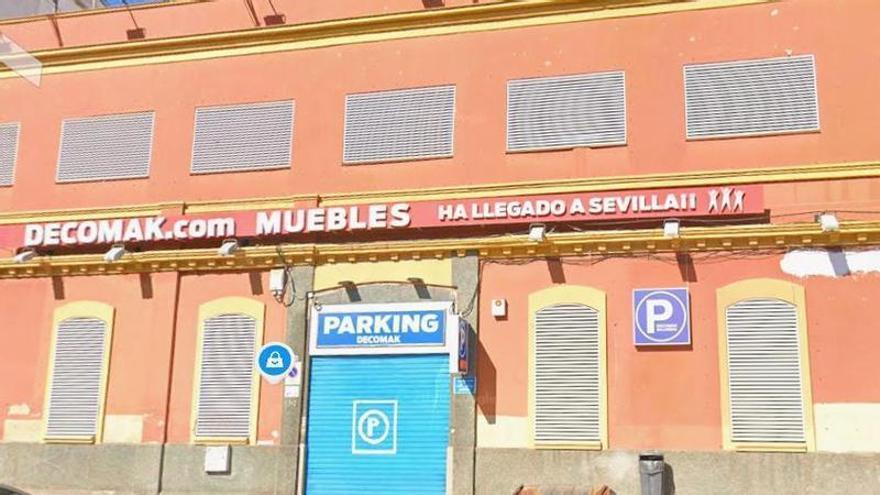 El edificio del parking junto al Hotel Macarena pierde su protección tras 25 años: el Ayuntamiento descataloga dos inmuebles en Muñoz León