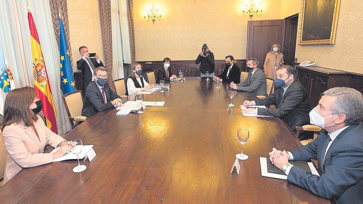 Inés Rey, Alberto Núñez Feijóo y José Luis Ábalos, con sus equipos, en la reunión de ayer