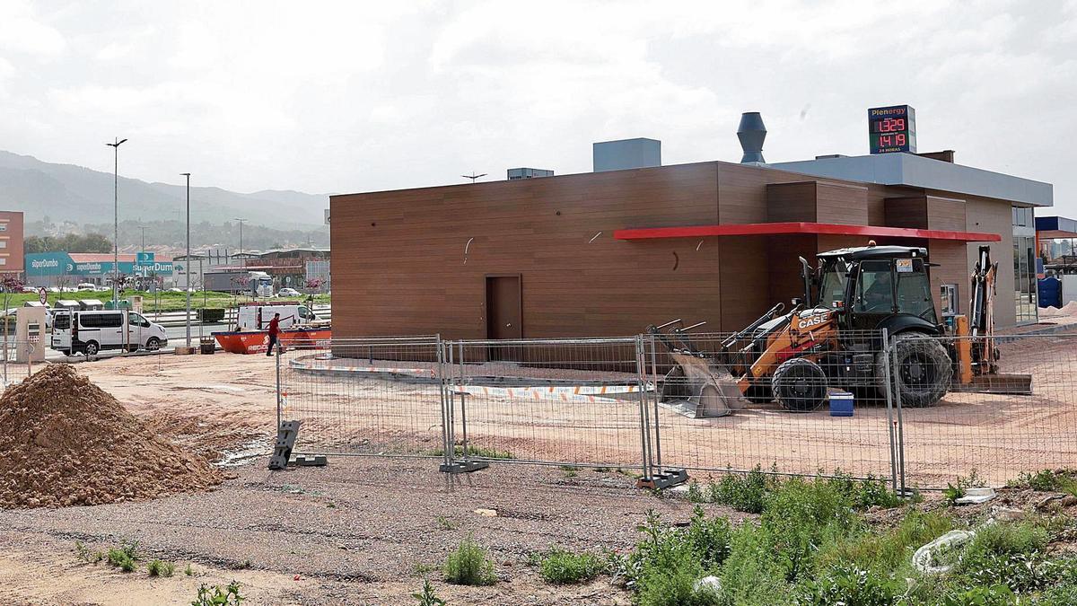 Parcela en Santa Catalina sobre la que se construirán el edificio de dos plantas de la línea de supermercados y una hamburguesería.