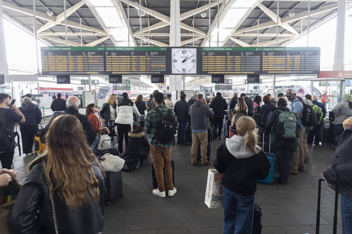 Pasajeros en la Estación de Joaquín Sorolla, tras la dana.