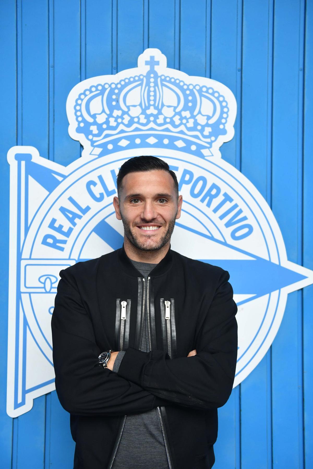 Lucas Pérez posa ante el escudo del Deportivo, ayer en el estadio de Riazor