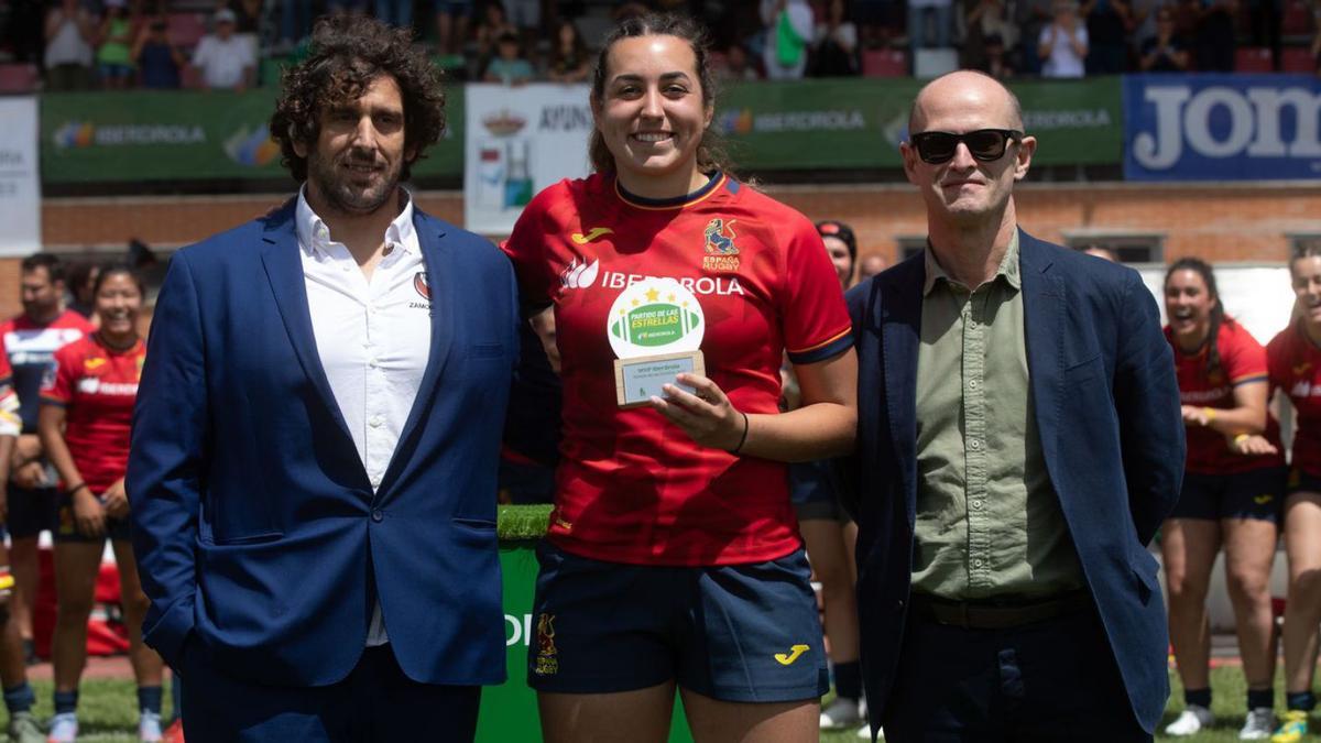 Carmen Castellucci posa con su premio junto a Carlos Martínez y Miguel Calvo.