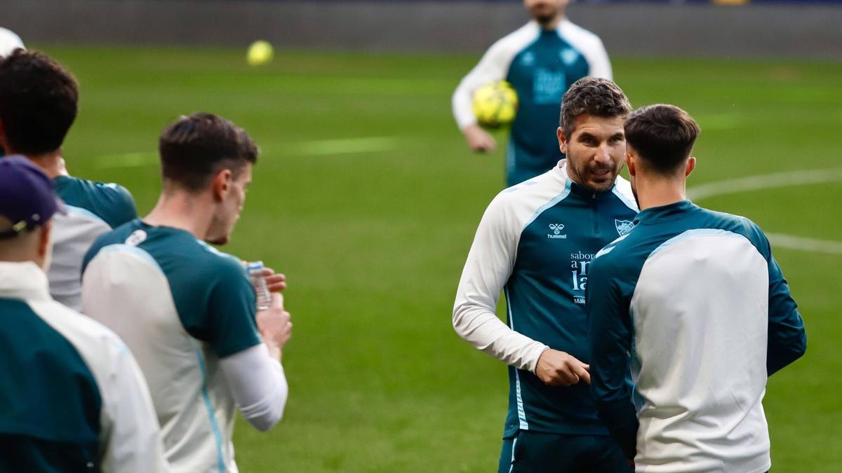 Funes conversa con sus futbolistas en el entrenamiento a puerta abierta.