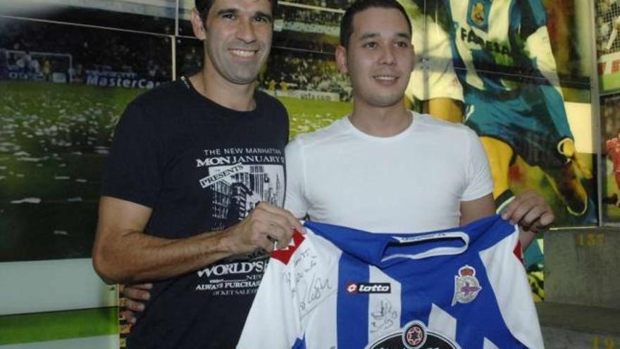 Valerón posa con Santiago Vázquez, abonado 24.000, y con la camiseta firmada por la plantilla. / alba otero