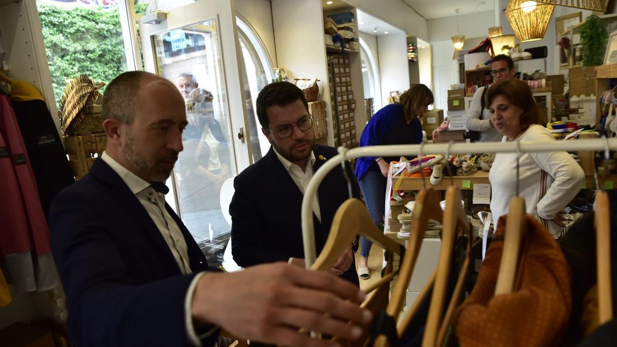 Marc Aloy i Pere Aragonès han entrat a comerços que han trobat en el seu recorregut pel centre de Manresa