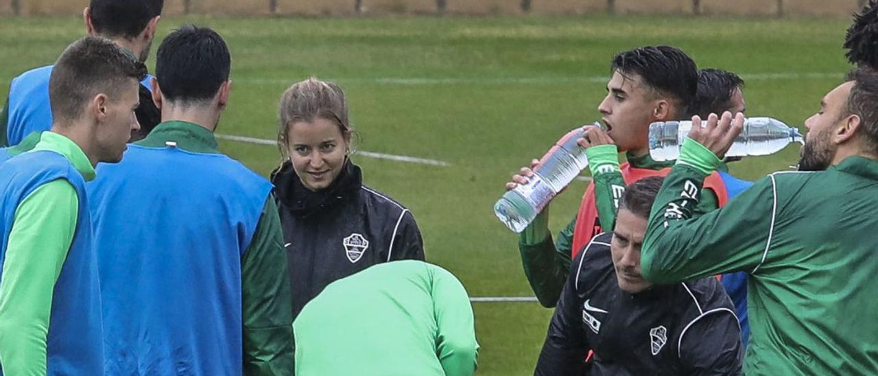 La nutricionista del Elche, en el centro, en una pausa de hidratación en un entrenamiento. | ANTONIO AMORÓS