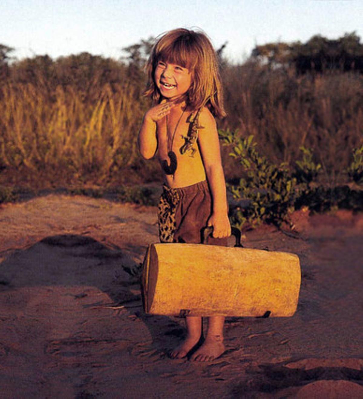 Tippi riu amb la llum d’una posta de sol africana.