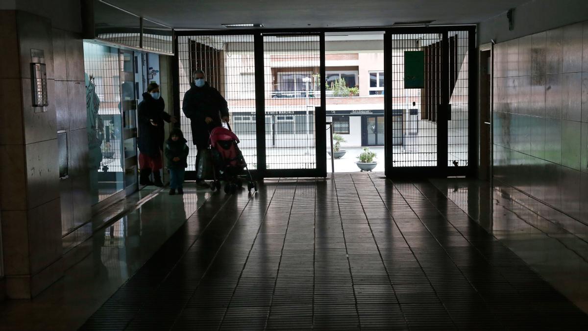 Pasaje del número 30 de la calle de Berlín, que sirve de acceso a los jardines Elisard Sala, en Sants.