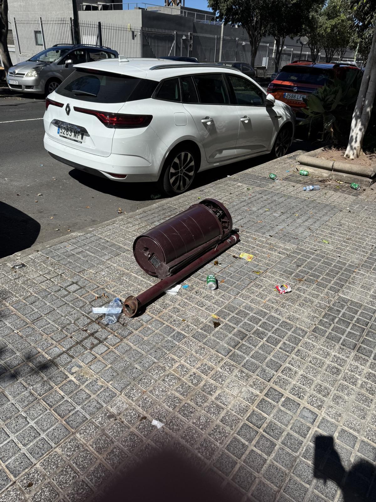 Papelera arrancada en la calle Fondos de Segura, junto a la Churrería Jonathan.