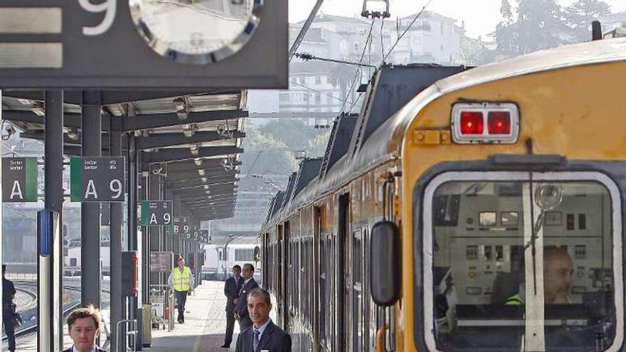 El tren que conecta Vigo y Oporto, en la estación de Guixar. // M. G. Brea