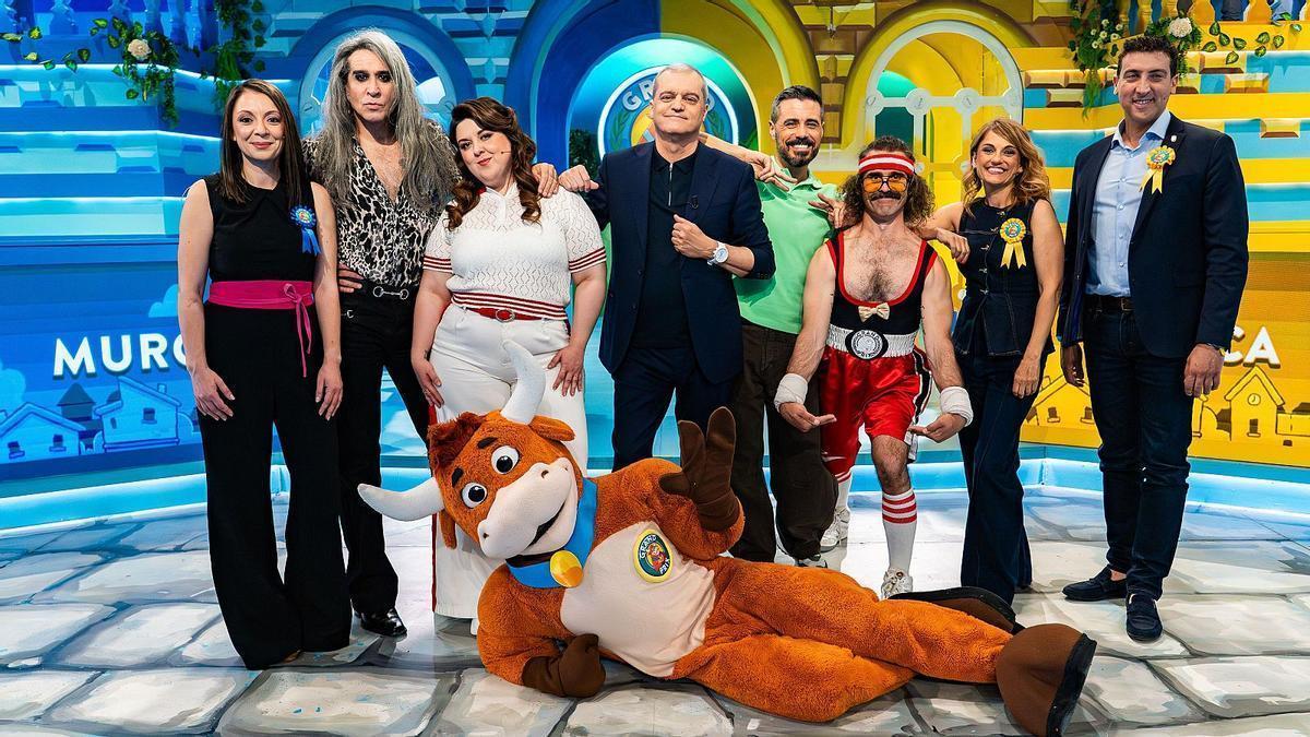 La alcaldesa de Muros, María Lago, a la izquierda, junto con los presentadores del programa.