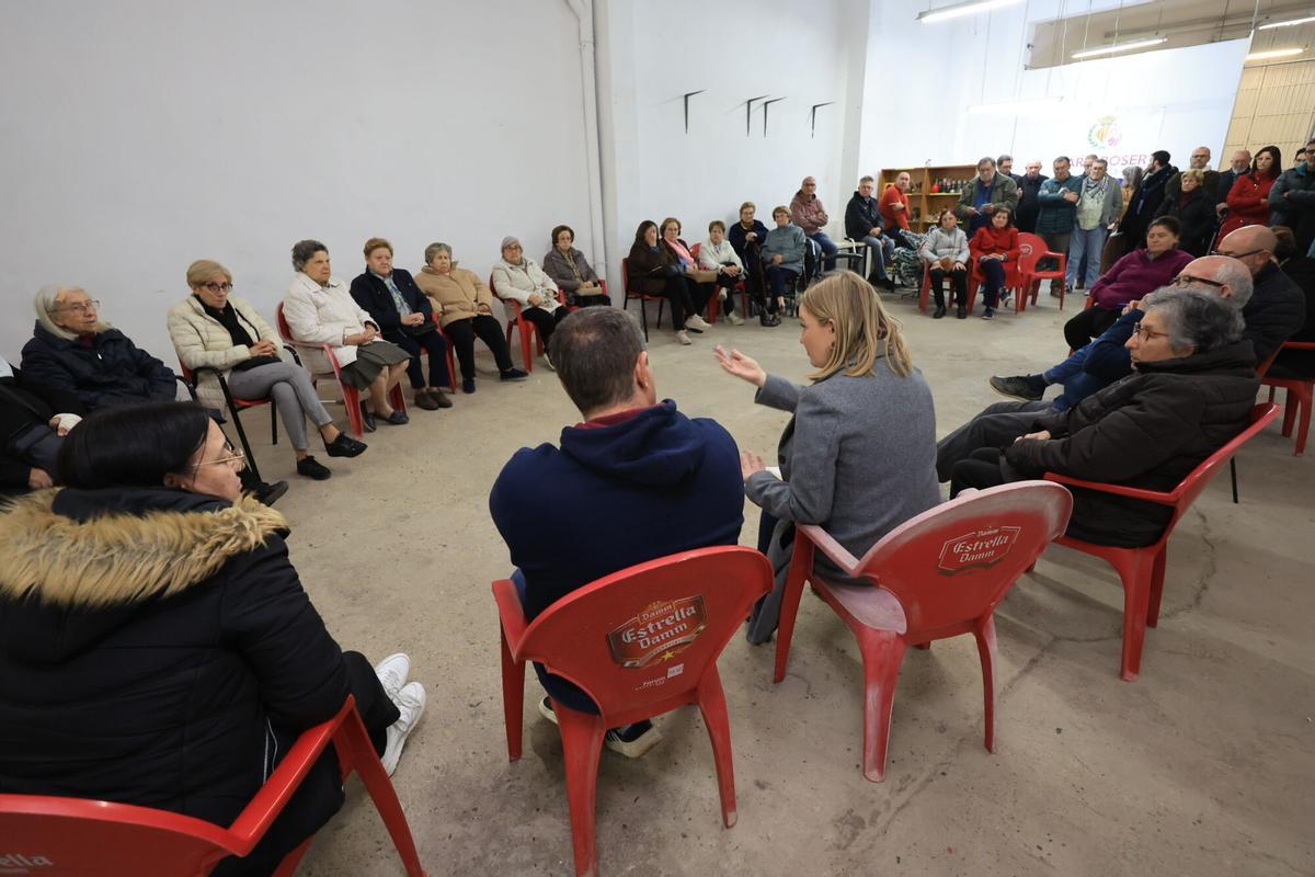 Reunión en la sede de la asociación de vecinos El Roser de Vila-real