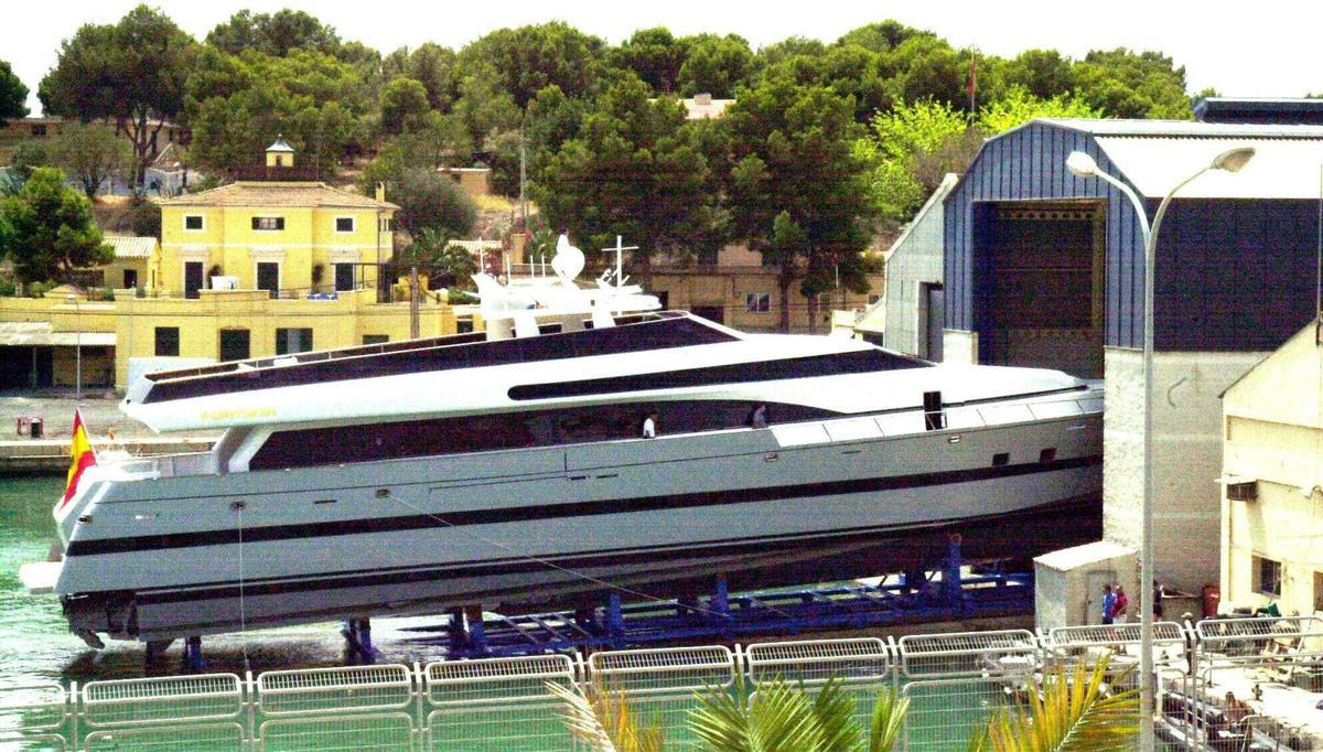 Imagen del yate real Fortuna saliendo del hangar de Portopí en el año 2013