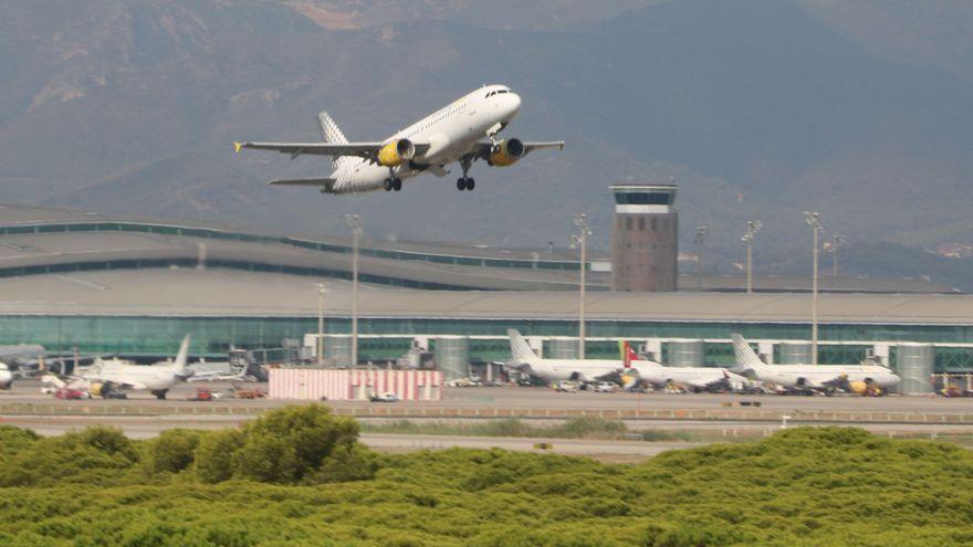 Un avió aterra a Barcelona d’emergència perquè una de les passatgeres s’havia posat de part