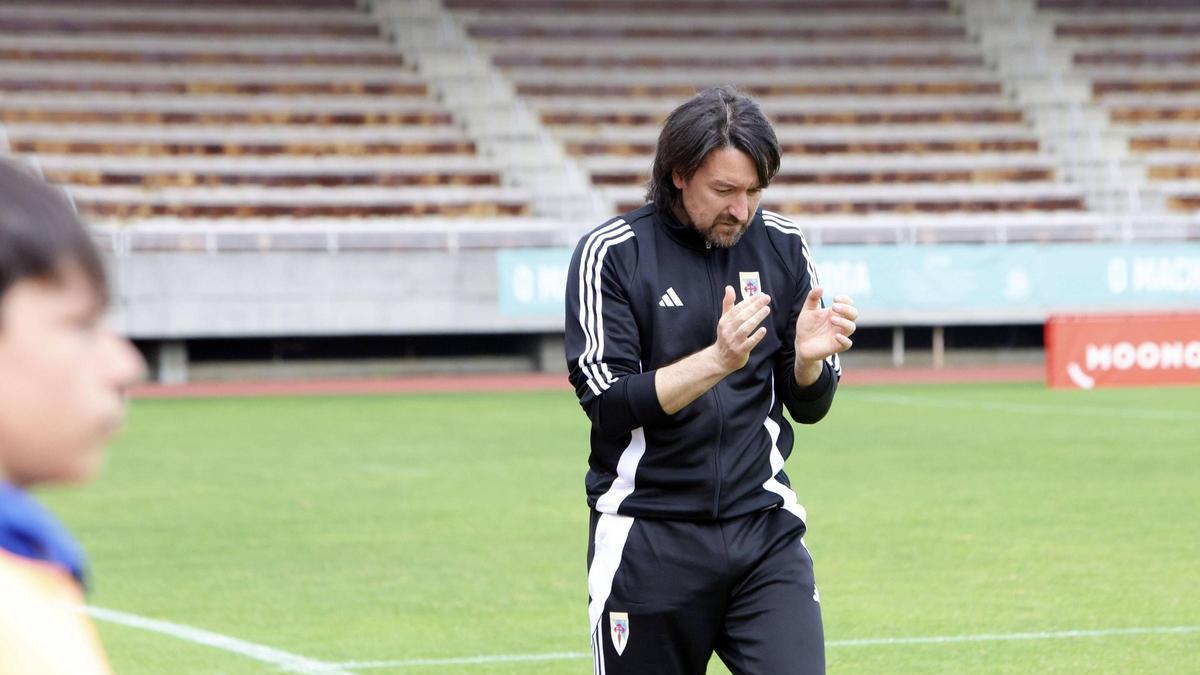 Secho Martínez dirige un partido del Compos en el Vero Boquete de San Lázaro.