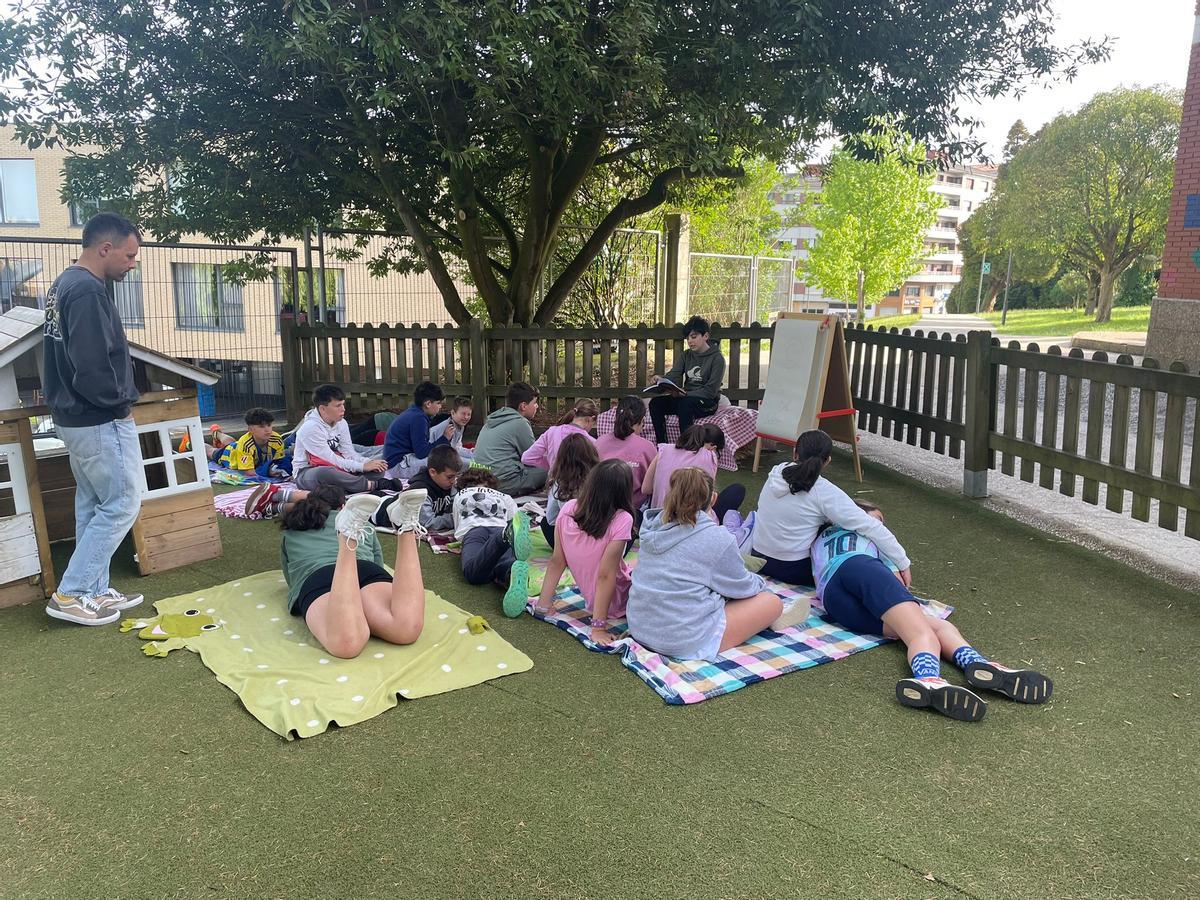 Picnic literario en el Colegio Maestros Arregui de Pola de Siero. Picnic literario en el Colegio Maestros Arregui de Pola de Siero.