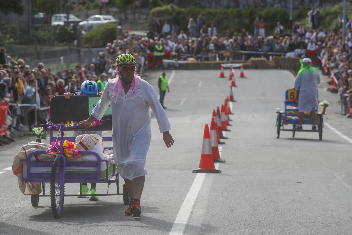 "Os Rompecolchóns 2.0" se impone en una carrera de camas de Meaño que deja espectaculares imágenes