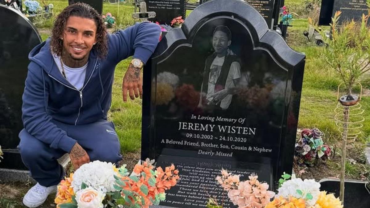 Dolan visitando la tumba de su mejor amigo